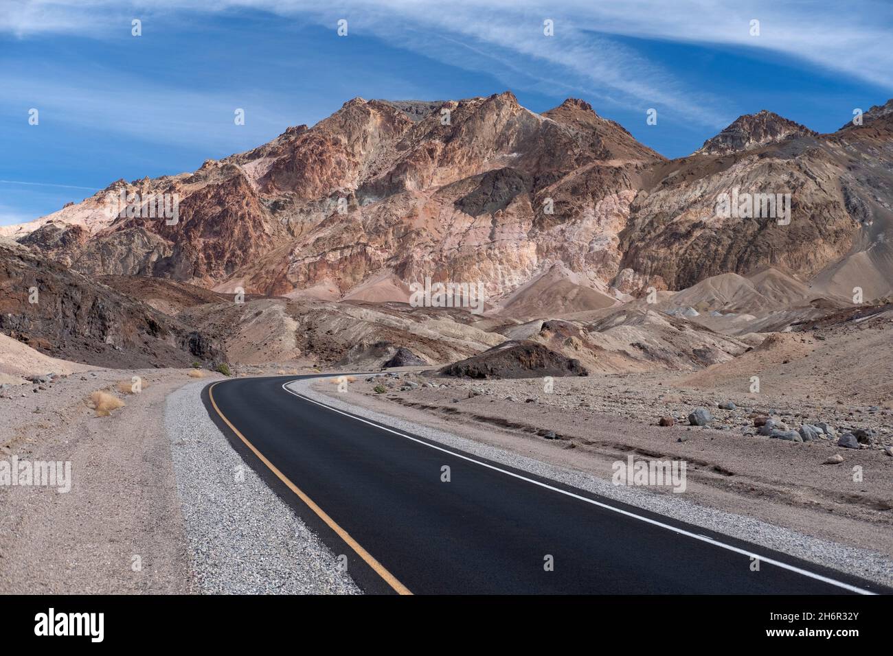 Strada che conduce alla colorata geologia della formazione rocciosa Artist palette nel Parco Nazionale della Valle della morte Foto Stock