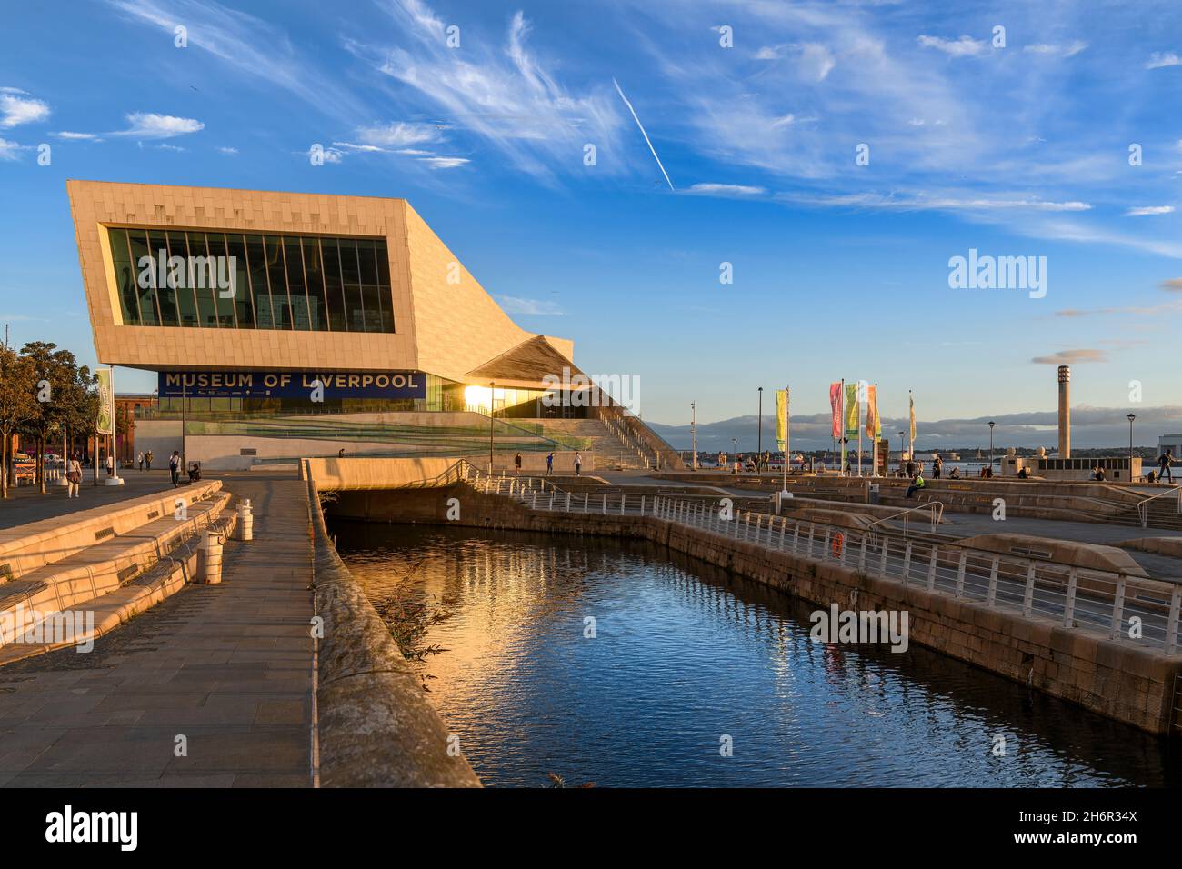 Prima serata al Museo di Liverpool sul lungomare storico di Liverpool. La via d'acqua di fronte all'edificio è Liverpool Canal link. Foto Stock