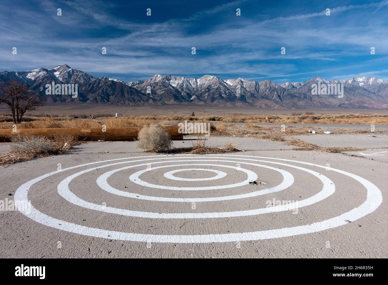 Bersaglio di cerchi cncentrici dipinti su una vecchia pista nella Owens Valley della California Foto Stock