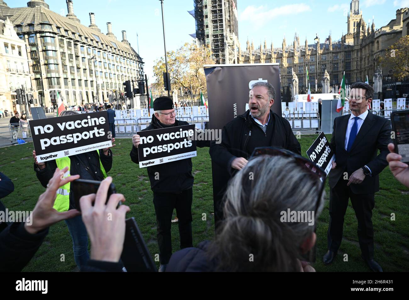 Londra, Regno Unito. 17 novembre 2021, il relatore Steve Baker MP e Alan D Miller sostengono le persone dovrebbero avere libertà di scelta contro i passaporti dei vaccini - No jab, no job, No jab, no Travel is totall Wrong contro i diritti umani fondamentali in Piazza del Parlamento, 17 novembre 2021, Londra, Regno Unito. Foto Stock