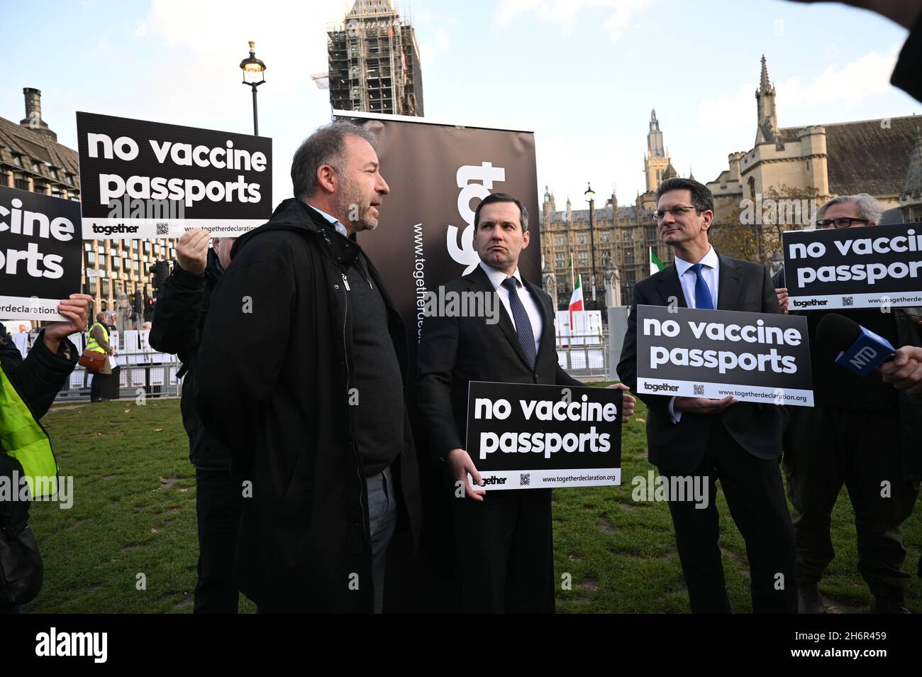 Londra, Regno Unito. 17 novembre 2021, Alan D Miller, Chris Green MP e Steve Baker MP sostengono che le persone dovrebbero avere libertà di scelta contro i passaporti dei vaccini - No jab, no job, No jab, no Travel is totall torto contro i diritti umani fondamentali in Piazza del Parlamento, 17 novembre 2021, Londra, Regno Unito. Foto Stock