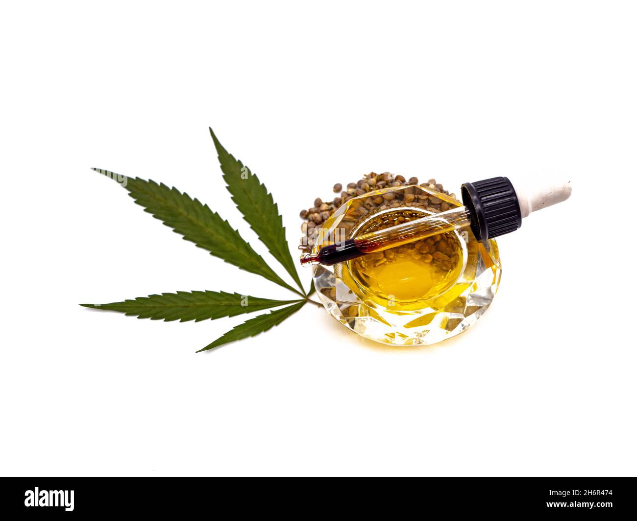 Coppa dell'olio CBD con olio di canapa, foglie e semi Foto Stock
