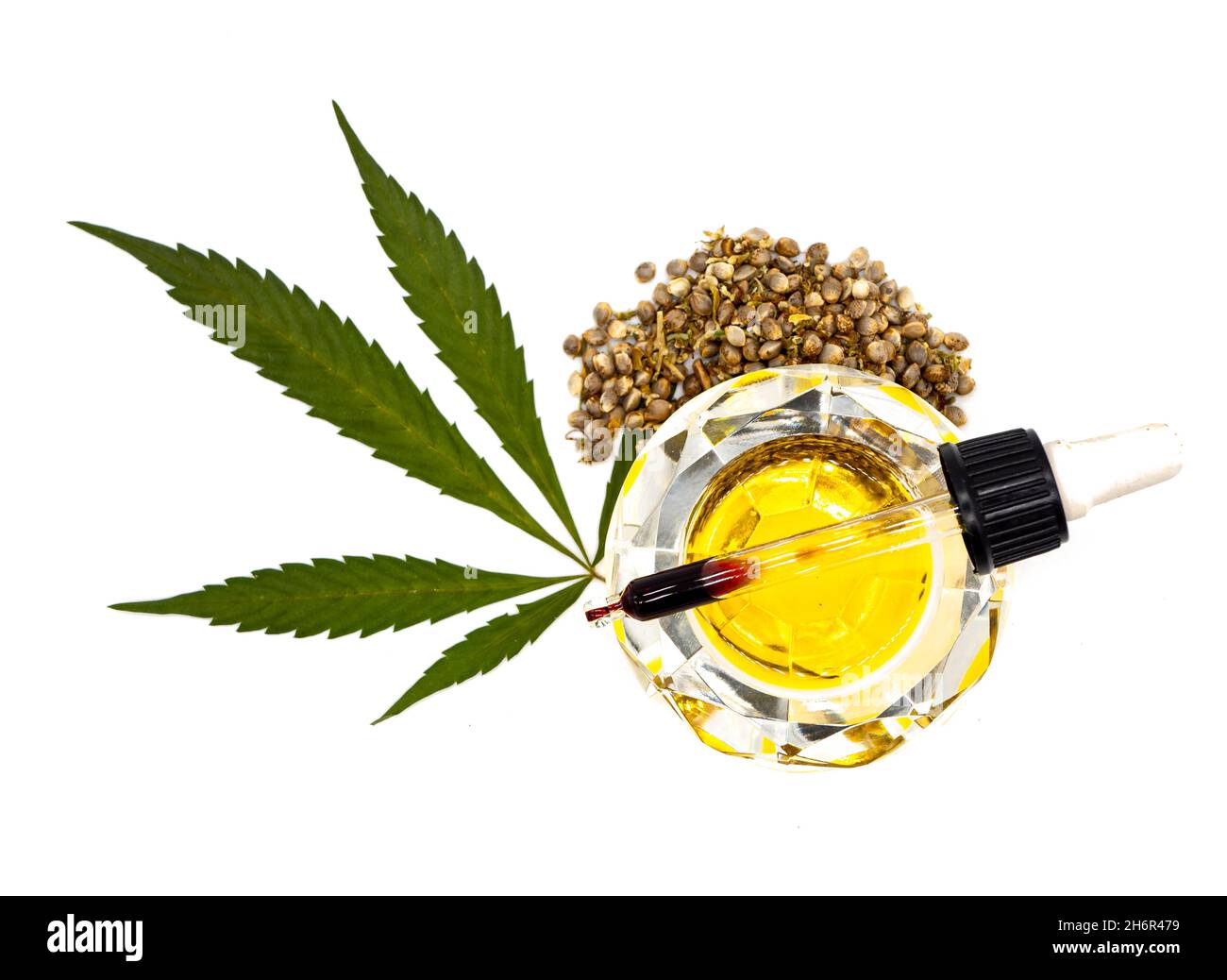 Coppa dell'olio CBD con olio di canapa, foglie e semi Foto Stock
