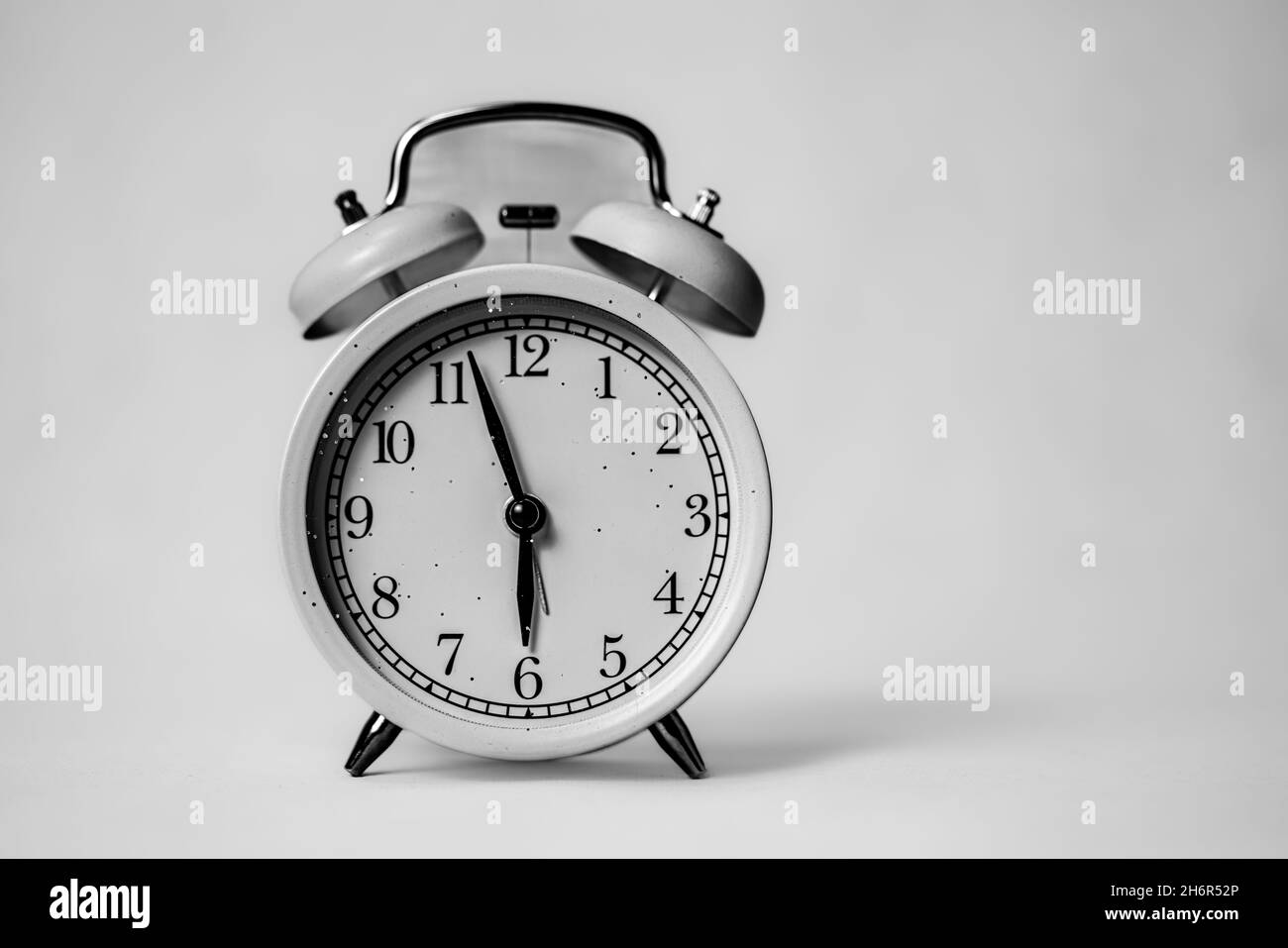 Una sveglia nera in stile retrò buon concetto di mattina. Foto Stock