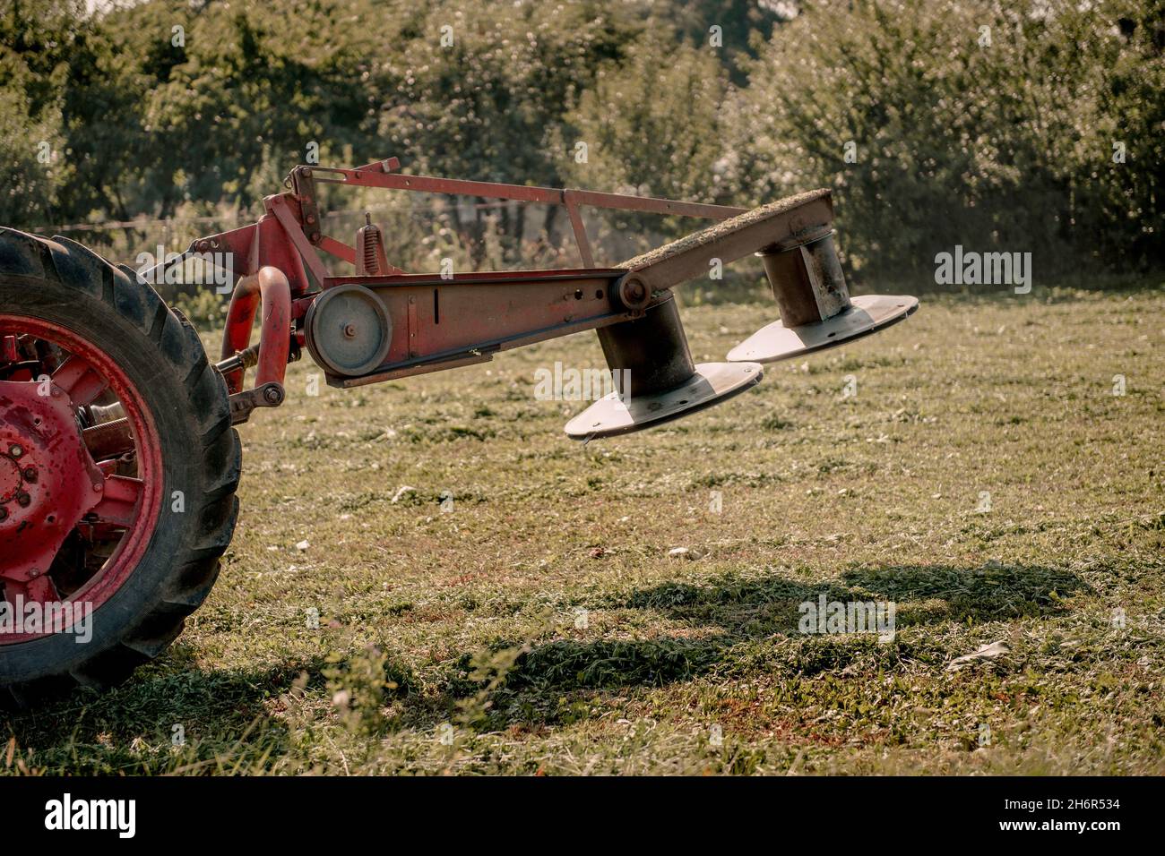 Un trattore lavora sul campo. Foto Stock