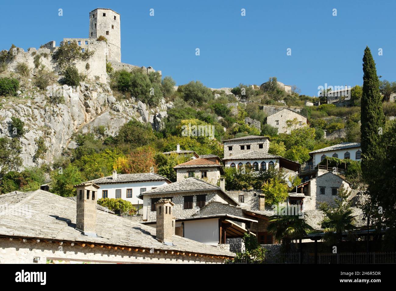 Torre e vecchie case a Počitelj (Čapljina, Bosnia-Erzegovina) Foto Stock
