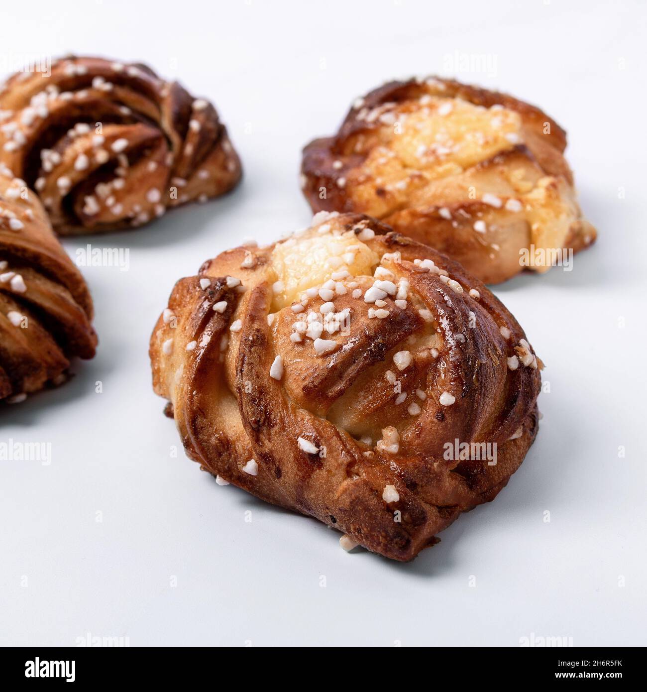 Deliziosi coniglietti svedesi di cannella e cioccolato, Kanelbullar. Pasticceria dolce. Foto Stock
