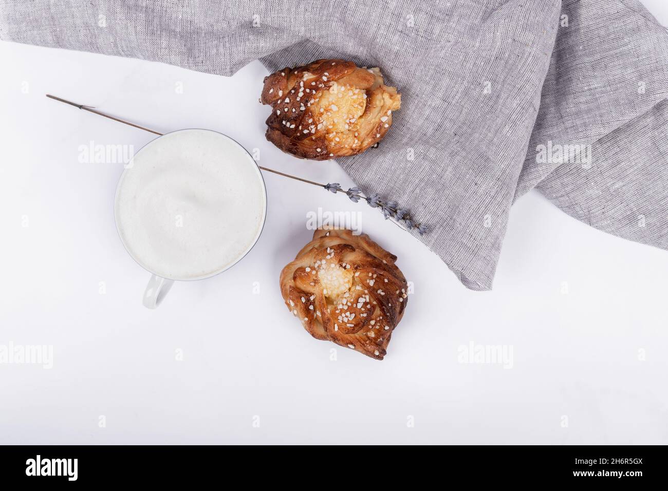 Deliziosi coniglietti svedesi di cannella e cioccolato, Kanelbullar. Pasticceria dolce. Foto Stock