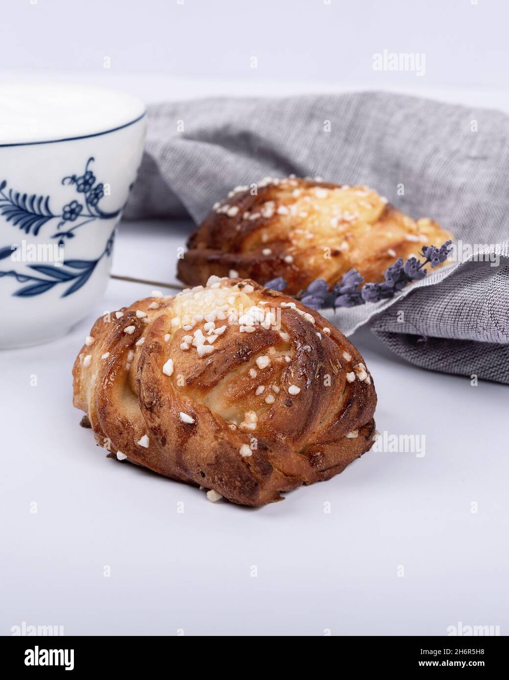 Deliziosi coniglietti svedesi di cannella e cioccolato, Kanelbullar. Pasticceria dolce. Foto Stock