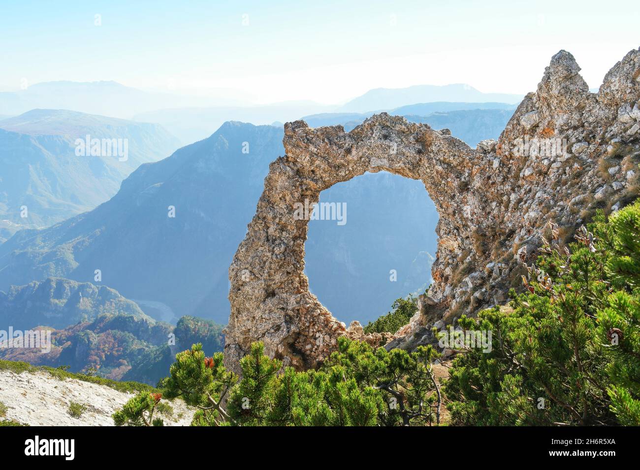 Arco naturale 'Hajdučka vrata' di fronte ai monti bosniaci (Alpi Dinariche) e la valle di Neretva nel parco di Bliminje Europa (Jablanica, Bosnia e Herzegovin Foto Stock