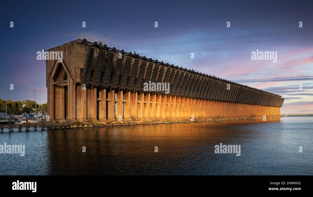 Molo Lower Harbor ore al tramonto sul lago Superior nel centro di Marquette, Michigan Foto Stock