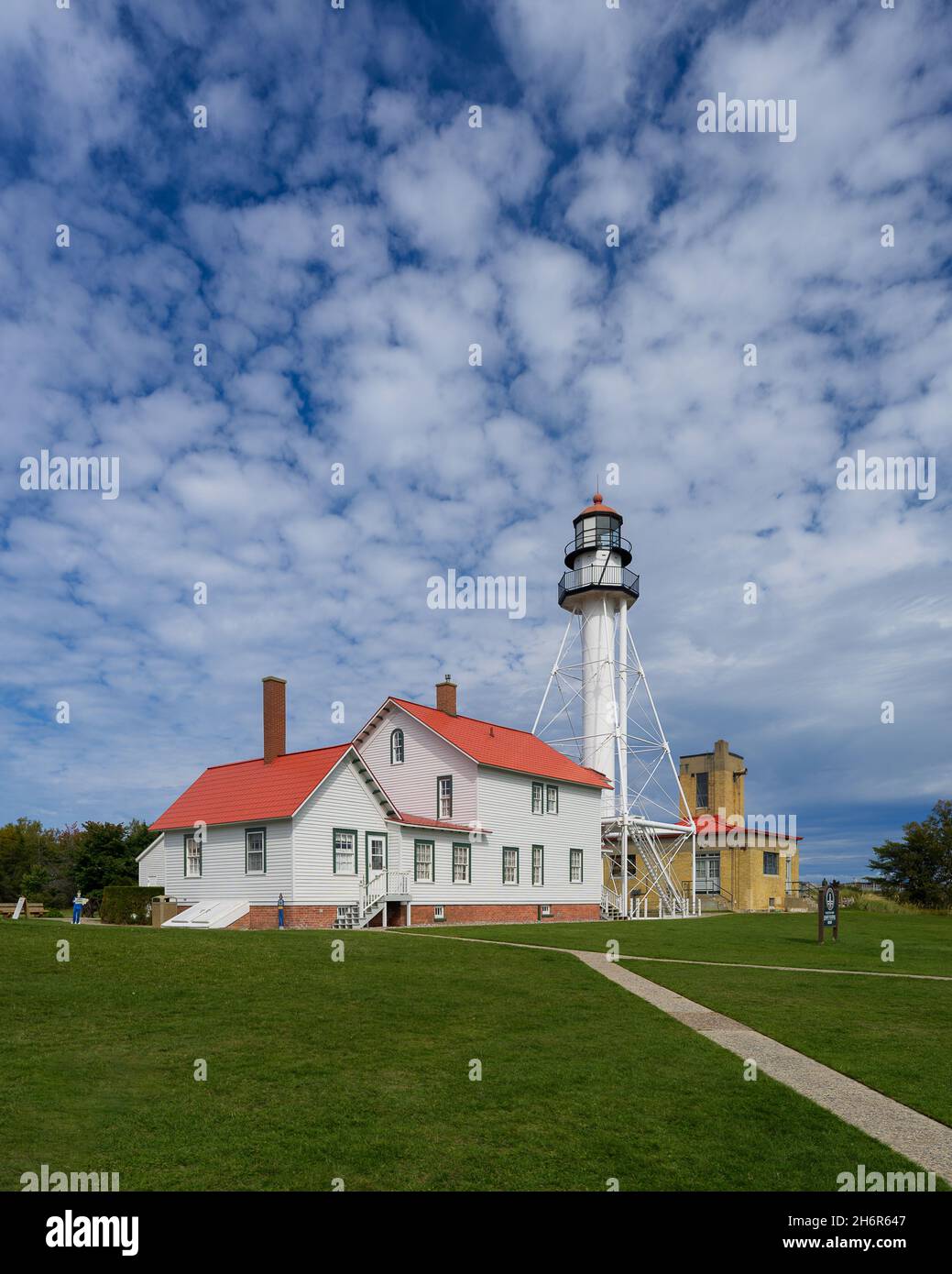 Esterno dello storico faro di Whitefish Point sulla N Whitefish Point Road vicino a Paradise, Michigan Foto Stock