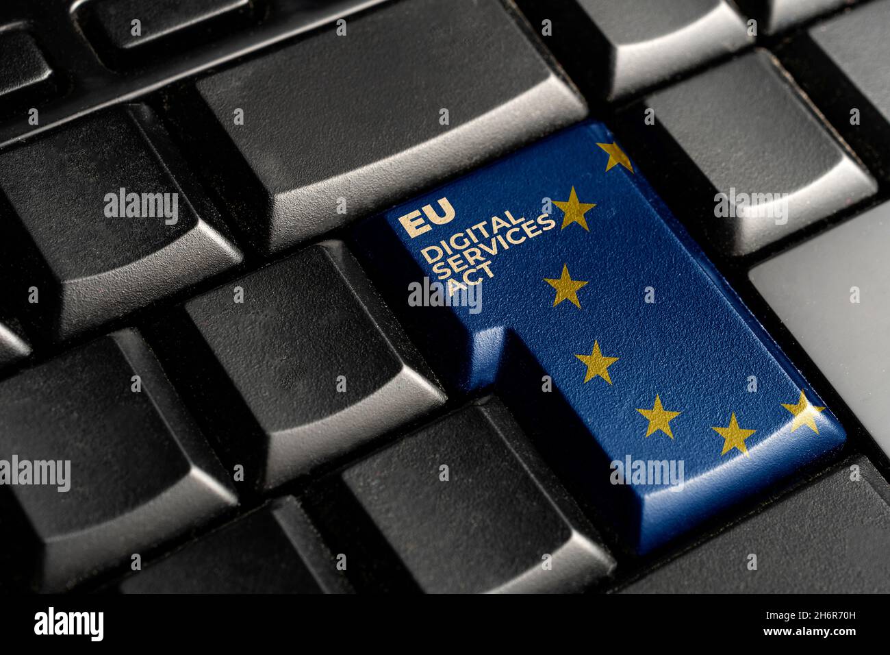 Concetto Digital Services ACT (DSA): Immettere la chiave con la bandiera europe e il testo Digital Services Act Foto Stock