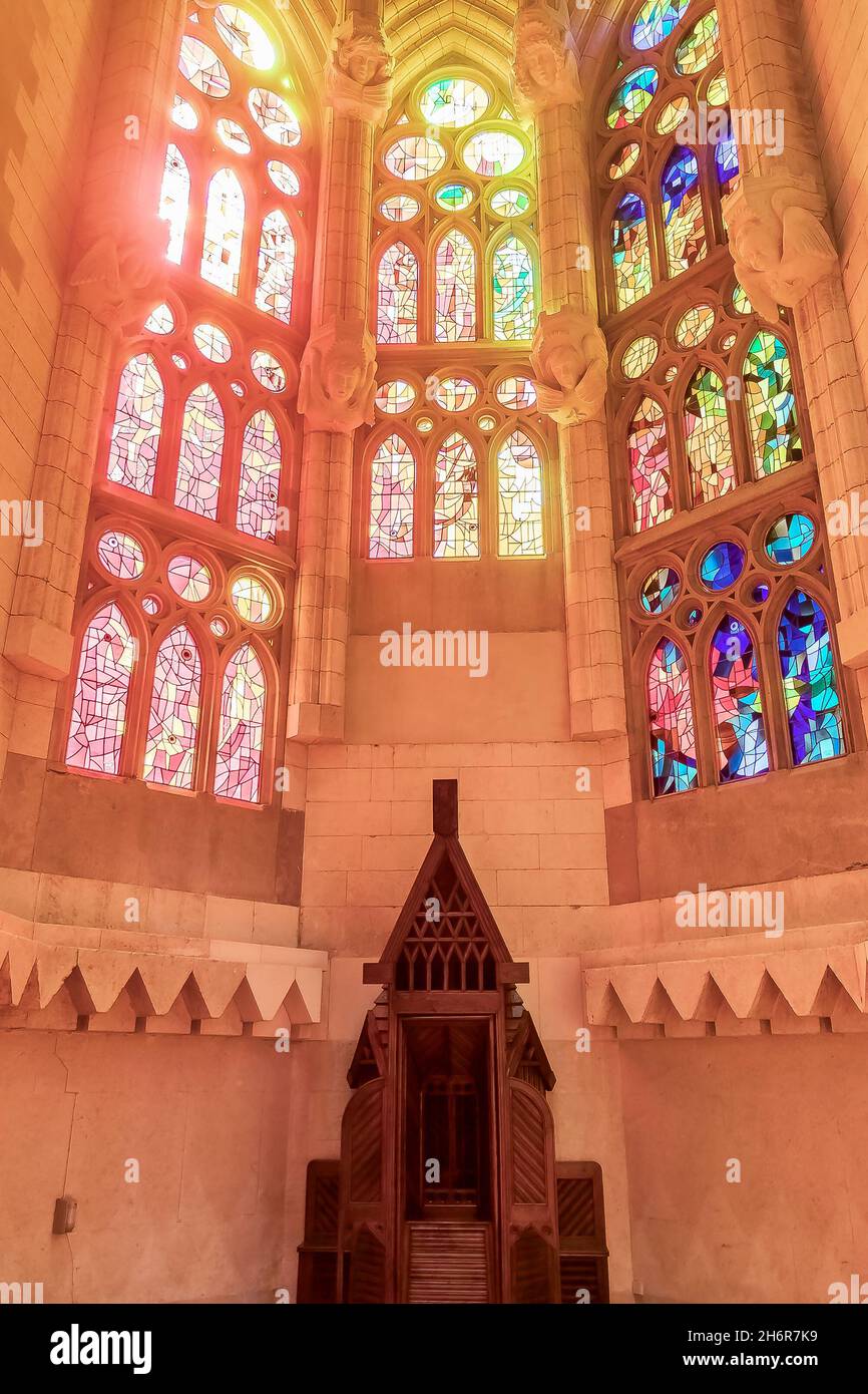 Barcellona, Spagna - 19 settembre 2021:luci che passano attraverso le vetrate colorate fino al confessionale all'interno di 'la Sagrada Familia', cattedrale desig Foto Stock