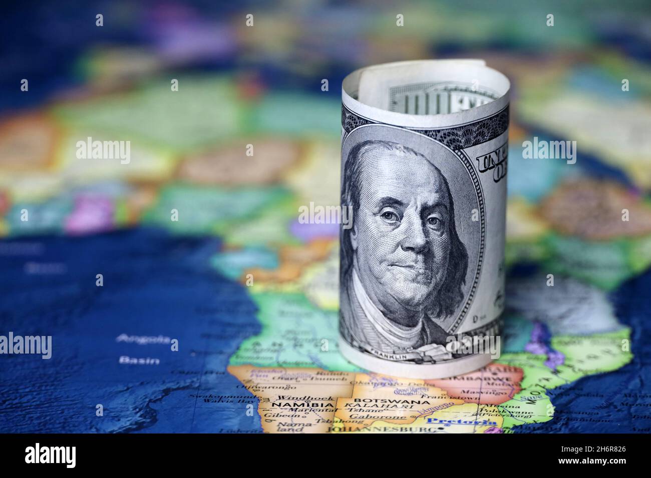 Dollari USA sullo sfondo della mappa dell'Africa. Investimenti e commercio americani, economia africana Foto Stock