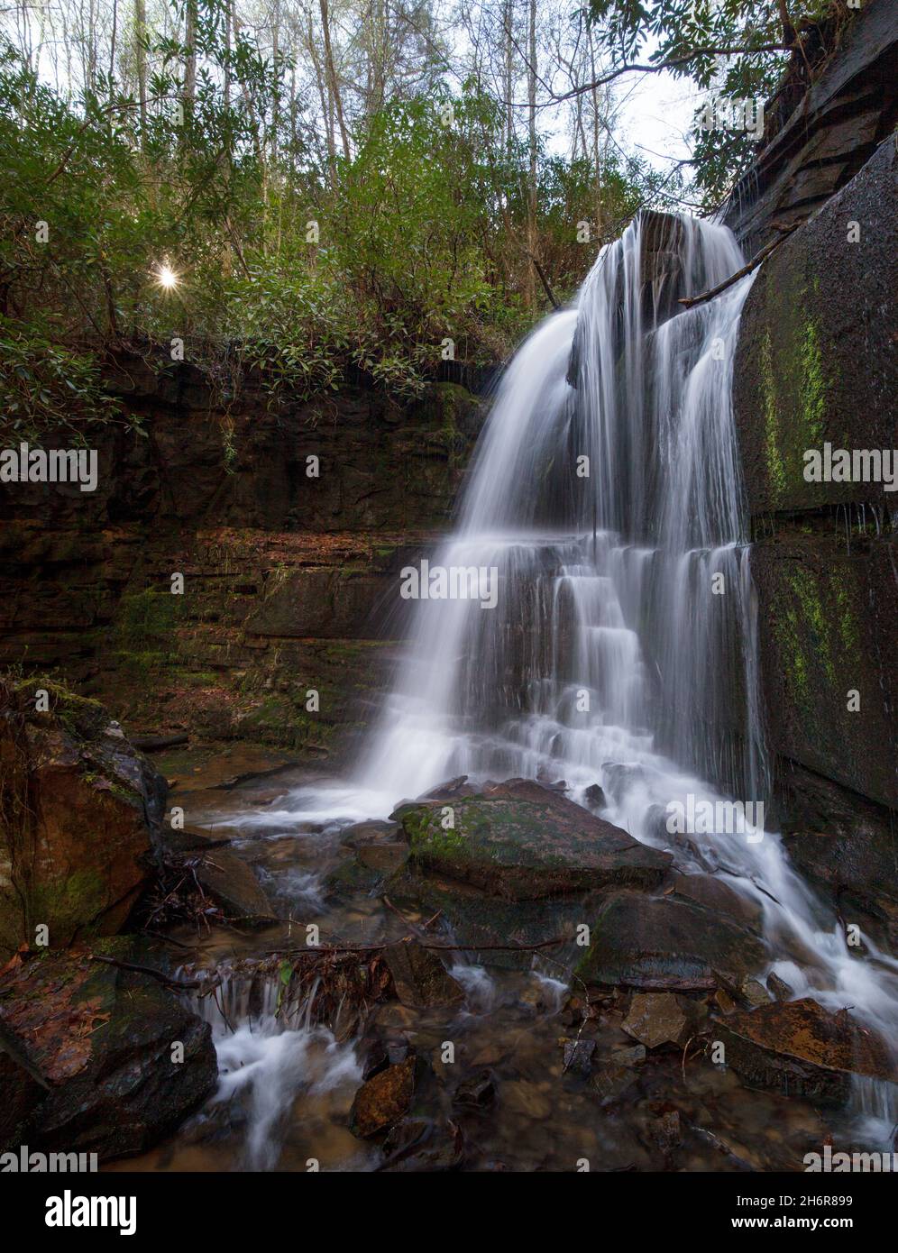 Cascate di Bad Branch - Contea di Rabun, Georgia. L'acqua si riversa sulla roccia in cima alle cascate di Bad Branch in una mattinata primaverile. Foto Stock