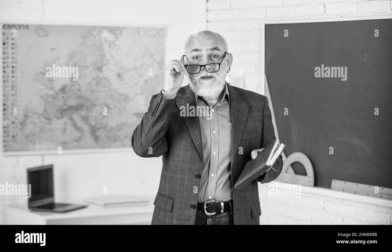 Insegnante di vecchia generazione di scuola. Insegnante di uomo intelligente senior alla lavagna. Docente esperto. Insegnante maturo godere di insegnamento. Condivisione delle conoscenze Foto Stock