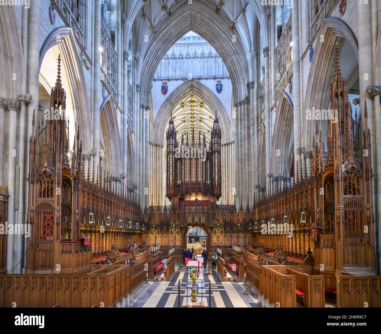 Il coro e organo a York Minster guardando verso l'ovest, York, Inghilterra, Regno Unito Foto Stock
