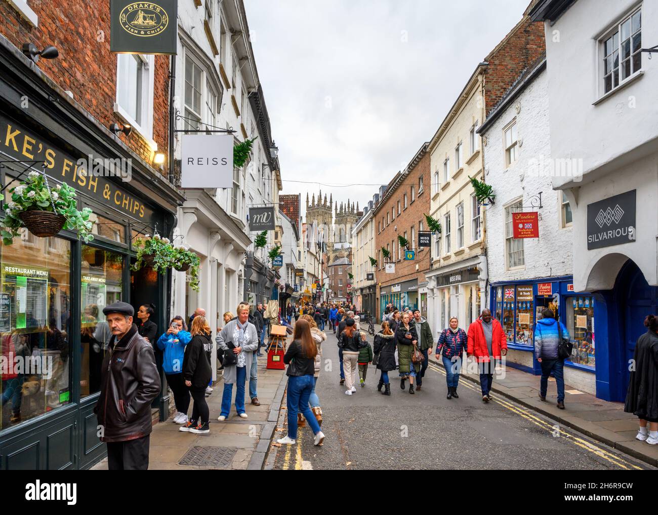 Basso Petergate guardando verso York Minster, York, Inghilterra, Regno Unito Foto Stock