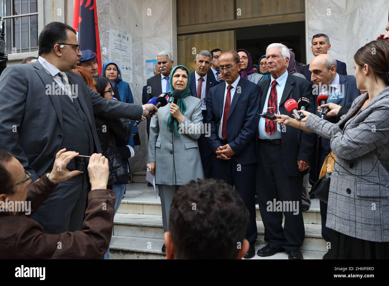 Mohammad Zand testimonia durante la prima sessione del processo di Hamid Noury in Albania.Zand è stato arrestato nel 1981 e ha trascorso 11 anni in prigione per aver sostenuto il MEK. Suo fratello, Reza Zand, fu giustiziato durante il massacro del 1988. Diversi membri del PMOI/MEK (People's Mojahedin Organisation of Iran), compresi ex prigionieri politici e sopravvissuti del 1988 Massacro iraniano, sono stati intervistati dai media e hanno parlato delle esecuzioni di oltre 30,000 prigionieri politici e del ruolo di funzionari/operatori di regime. (Foto di Siavosh Hosseini/SOPA Images/Sipa USA) Foto Stock