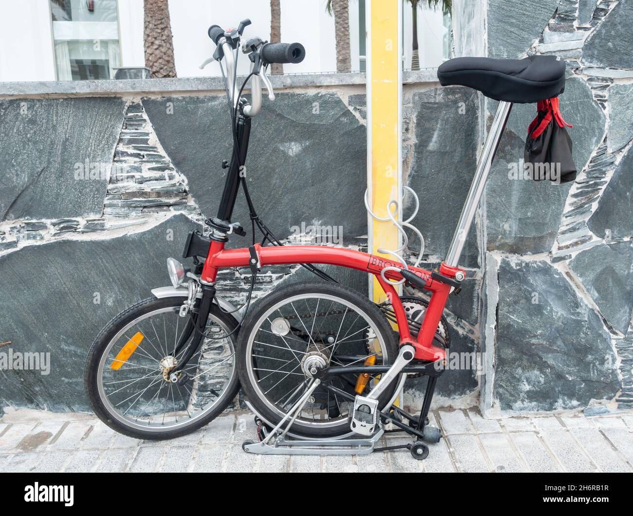 Bicicletta pieghevole Brompton, bicicletta chiusa a chiave, incatenata al  cartello stradale Foto stock - Alamy