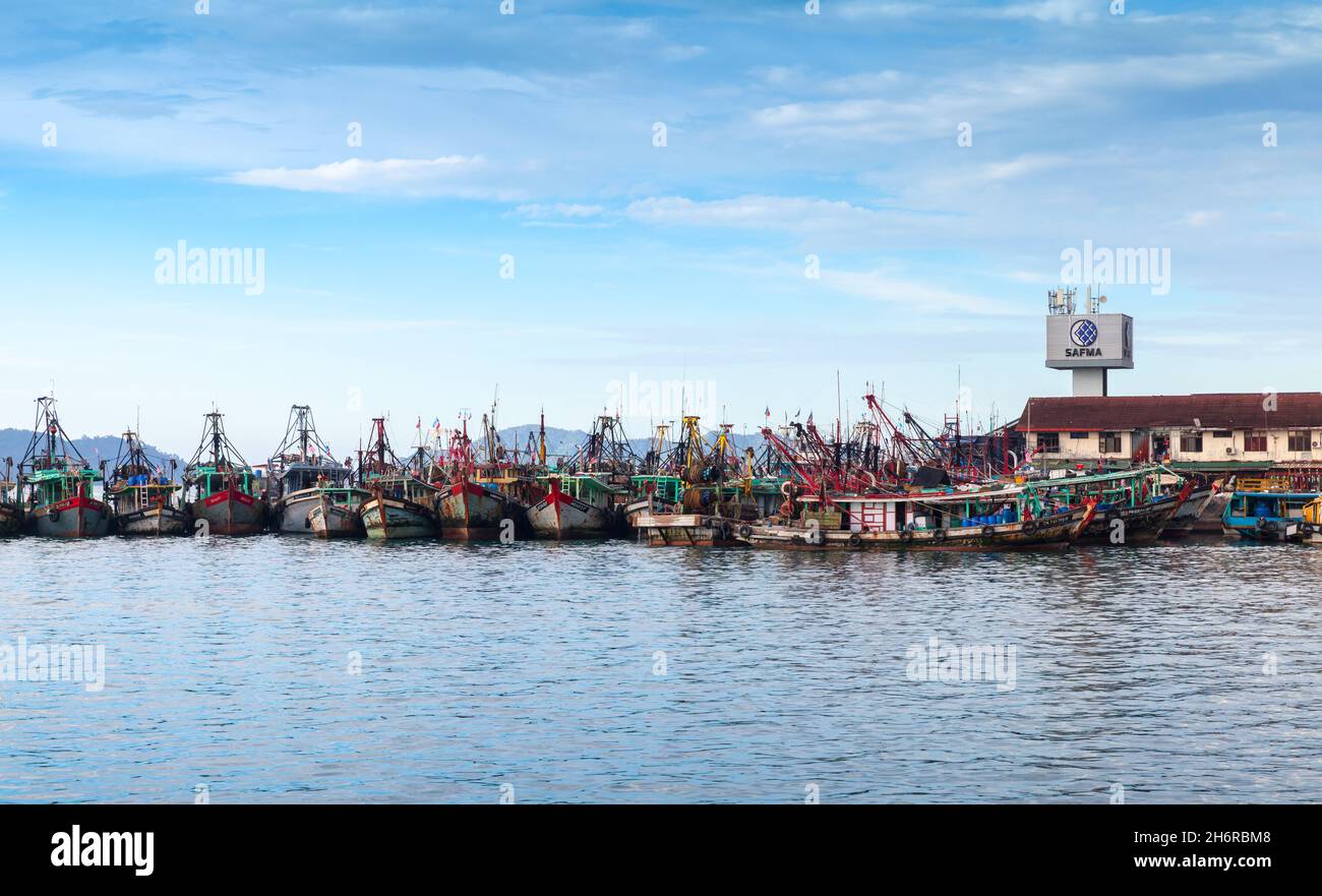 Kota Kinabalu, Malesia - 23 marzo 2019: Flotta di barche da pesca ormeggiate nel porto di Kota Kinabalu in una giornata di sole Foto Stock