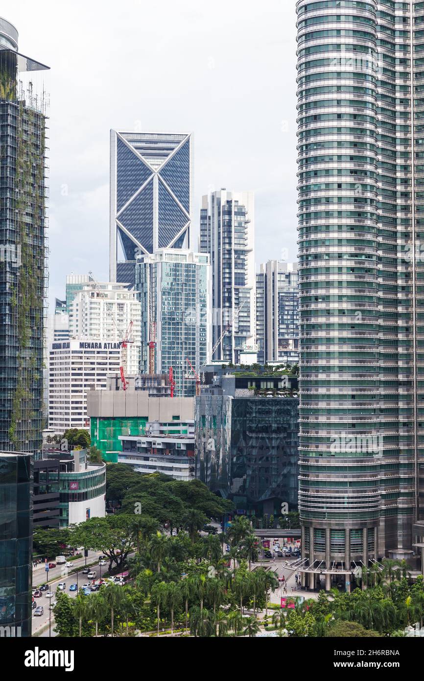 Kuala Lumpur, Malesia - 28 novembre 2019: Centro di Kuala Lumpur, edifici alti e moderni per uffici, foto verticale Foto Stock
