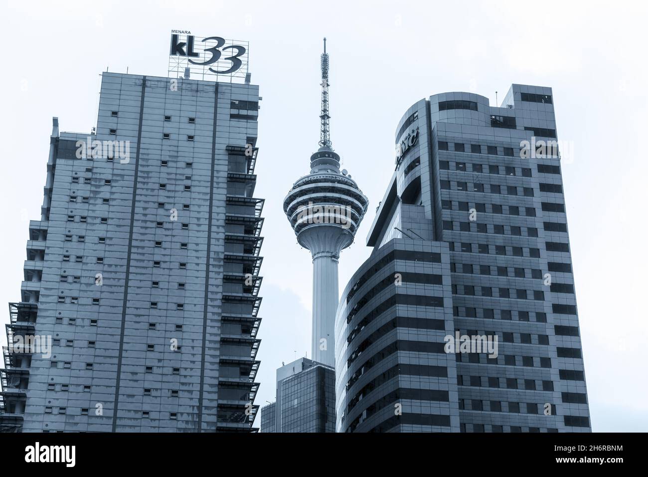 Kuala Lumpur, Malesia - 25 novembre 2019: Skyline del centro di Kuala Lumpur con alti edifici per uffici e torre della TV, sfondo fotografico blu Foto Stock