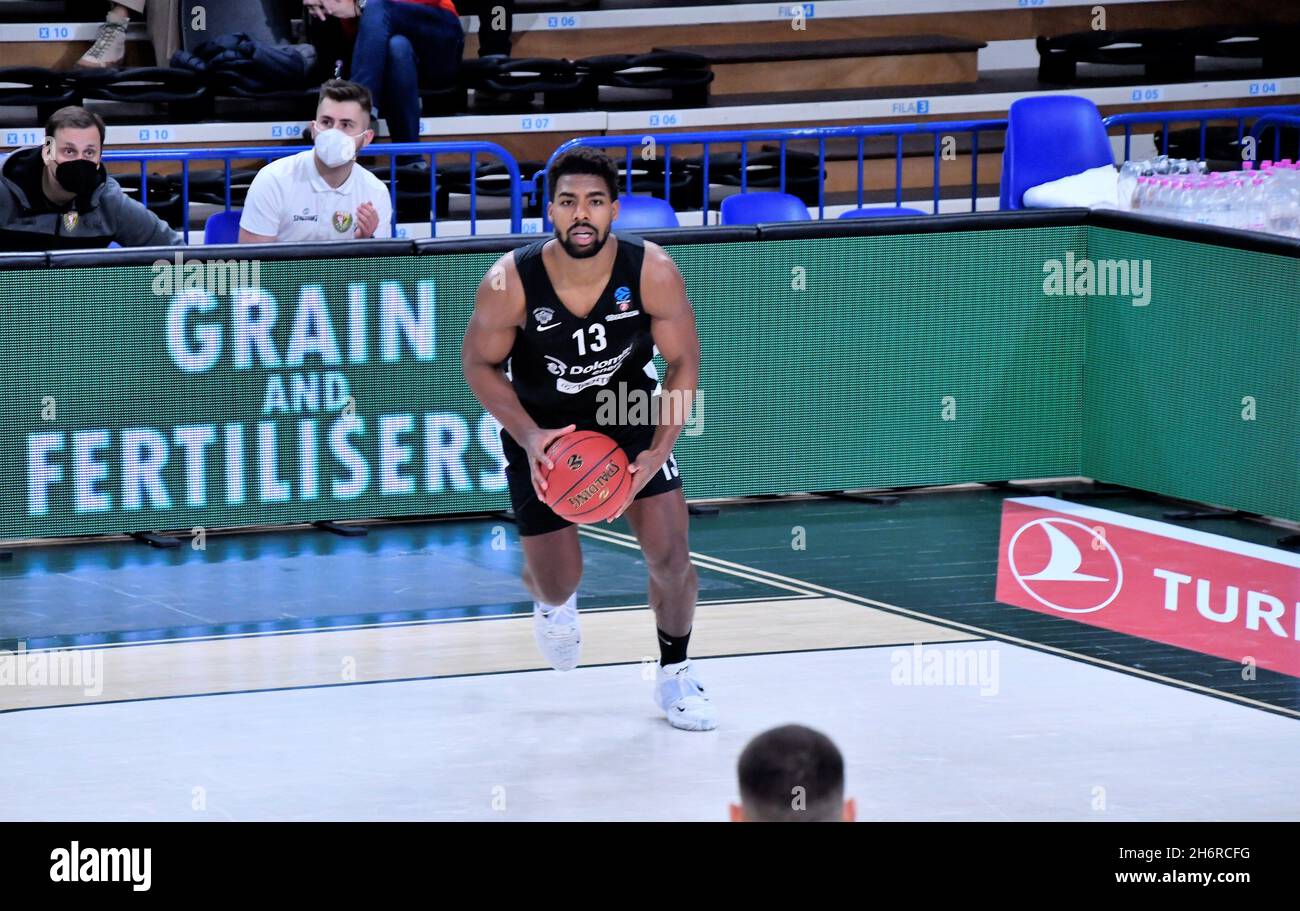 Trento, Italia. 17 novembre 2021. Wesley Saunders (Dolomiti Enegia Trento) nel corso del Campionato europeo di pallacanestro Dolomiti Energia Trentino vs Slask Wroclaw a Trento, Italia, Novembre 17 2021 Credit: Agenzia fotografica indipendente/Alamy Live News Foto Stock