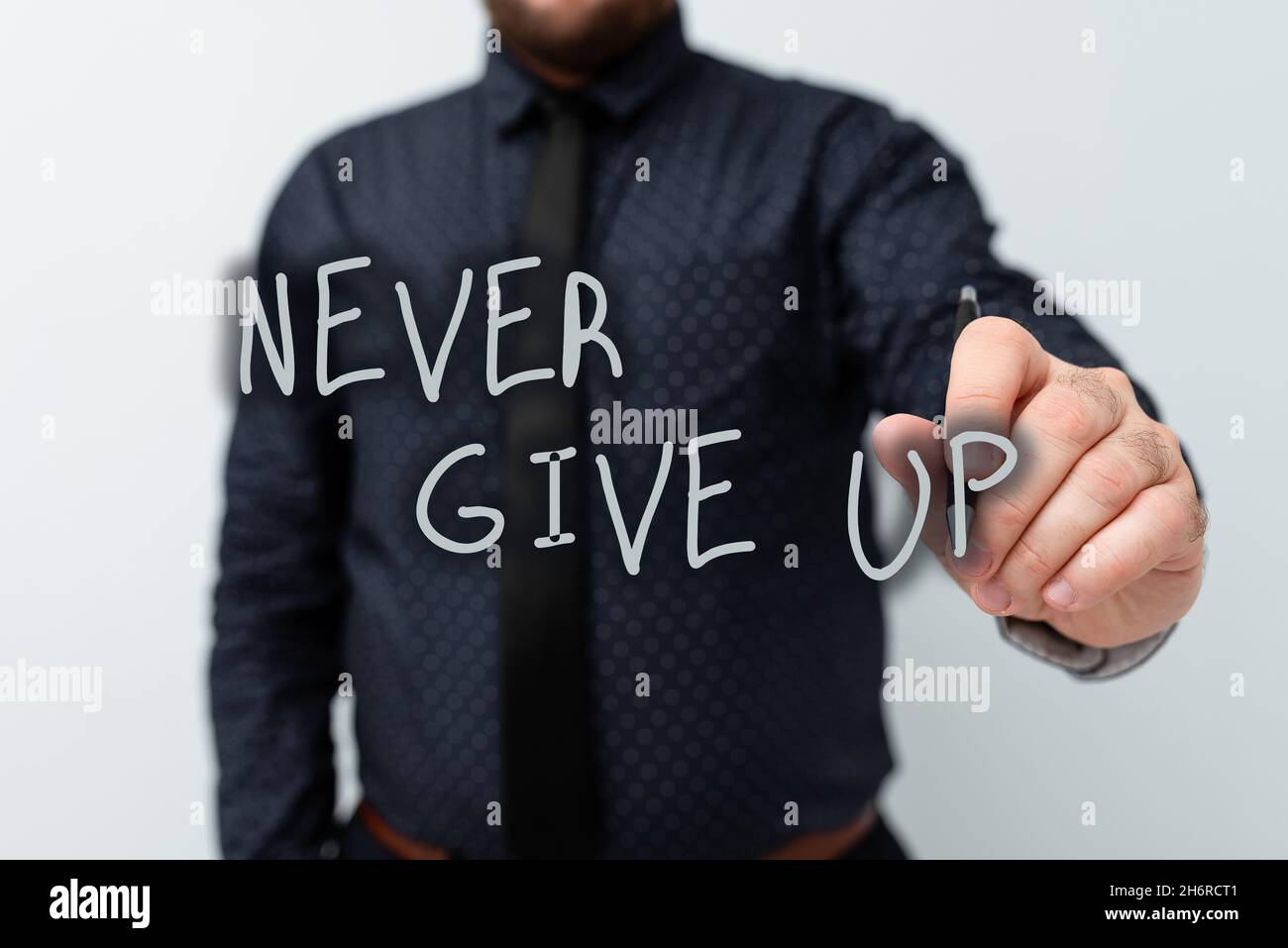 La didascalia concettuale non si arrendo mai. Parola per essere persistente a continuare a cercare di migliorare la condizione che presenta nuovi piani e idee dimostranti Foto Stock