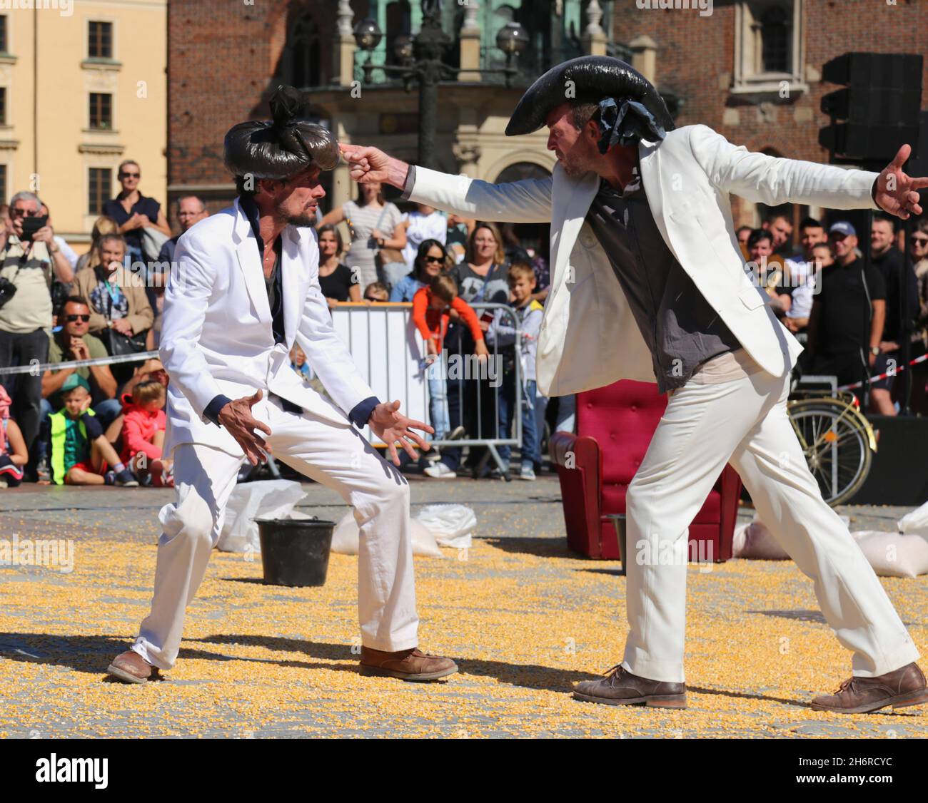 Cracovia. Cracovia. Polonia Teatro di strada francese gruppo le G. Bistaki perfoming nel 34. Ulica Street Theatre Festival. Evento annuale internazionale, meeti Foto Stock