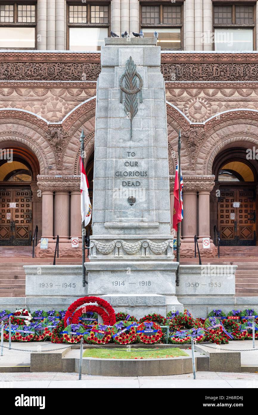 Corona di fiori del Memorial Day nel Cenotaph che si trova di fronte all'edificio del Vecchio Municipio di Toronto, Canada. 17 novembre 2021 Foto Stock