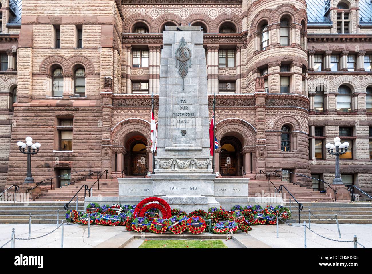 Corona di fiori del Memorial Day nel Cenotaph che si trova di fronte all'edificio del Vecchio Municipio di Toronto, Canada. 17 novembre 2021 Foto Stock