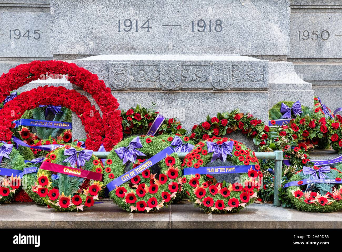 Corona di fiori del Memorial Day nel Cenotaph a Toronto, Canada. 17 novembre 2021 Foto Stock