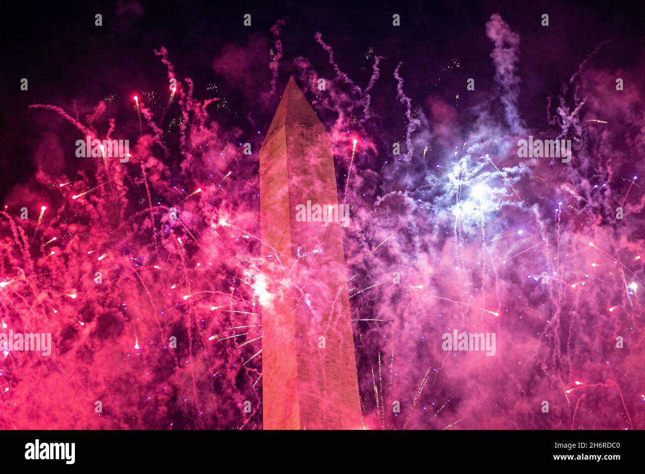 Una mostra di fuochi d'artificio al Washington Monument nel National Mall il 4th luglio 2020. Foto Stock