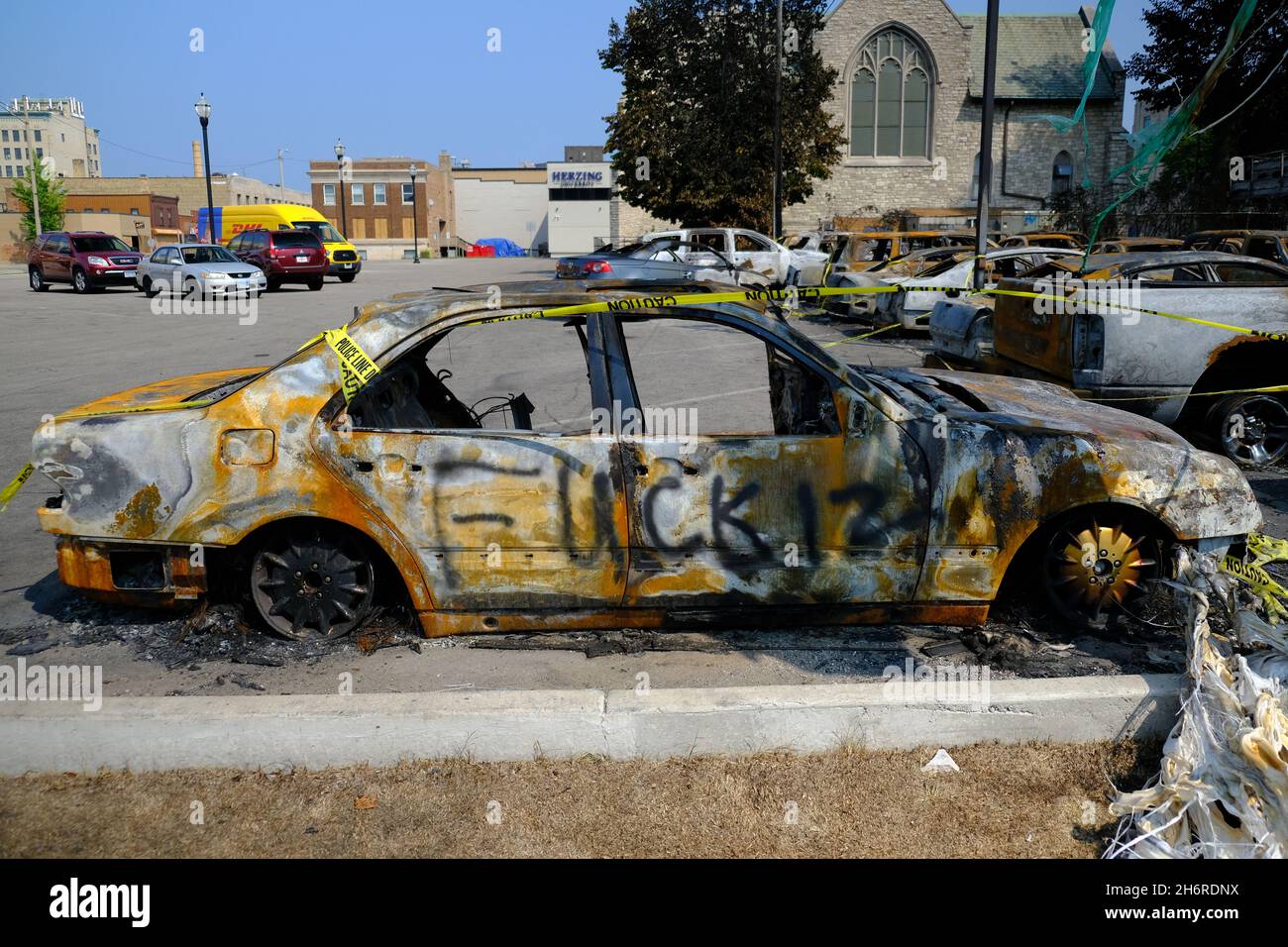 Kenosha, WI, Stati Uniti. 26 agosto 2020. Ciò che rimane di Car Source, una concessionaria di auto locale, che è stato bruciato a terra durante le rivolte relative alla polizia coinvolto tiro di Jacob Blake. Credit: Rise Images/Alamy Foto Stock