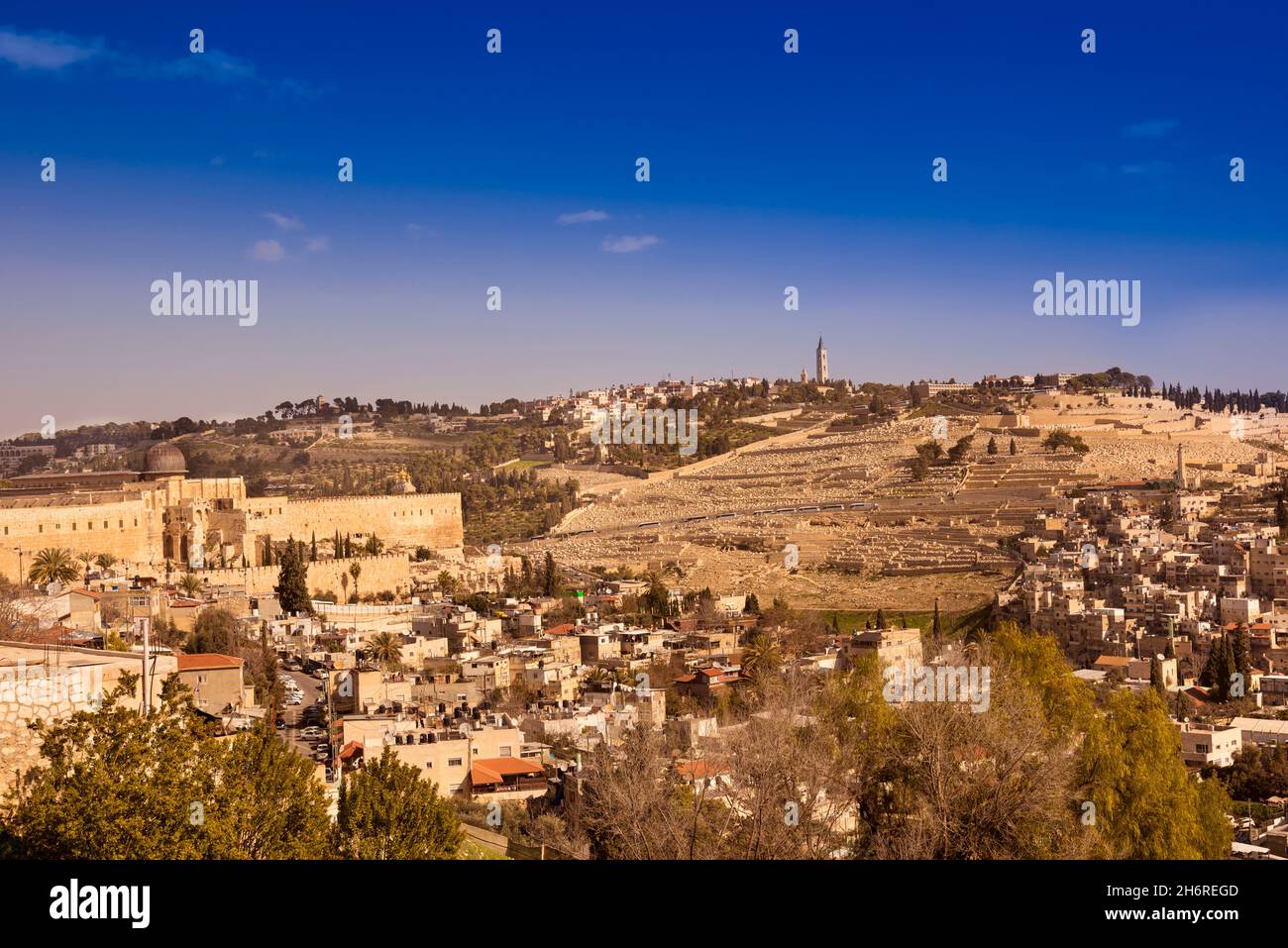 Vista dal Monte Sion al Monte degli Ulivi con il cimitero ebraico, a sinistra del Monte del Tempio di Gerusalemme. Israele, Medio Oriente Foto Stock