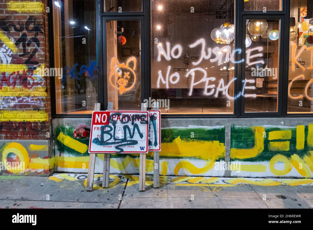 Seattle, WA, Stati Uniti. 25th Sep 2020. I graffiti freschi con il pro 'Black Lives Matter' e gli slogan anti-polizia in un'azienda locale dopo che una folla di manifestanti ha taggato l'azienda. Credito: Giovane G. Kim/Alamy Foto Stock