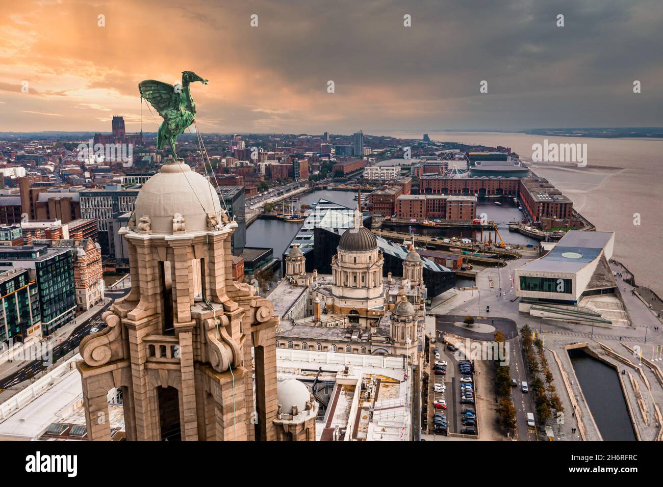 Veduta aerea della statua degli uccelli del fegato presa all'alba Foto Stock