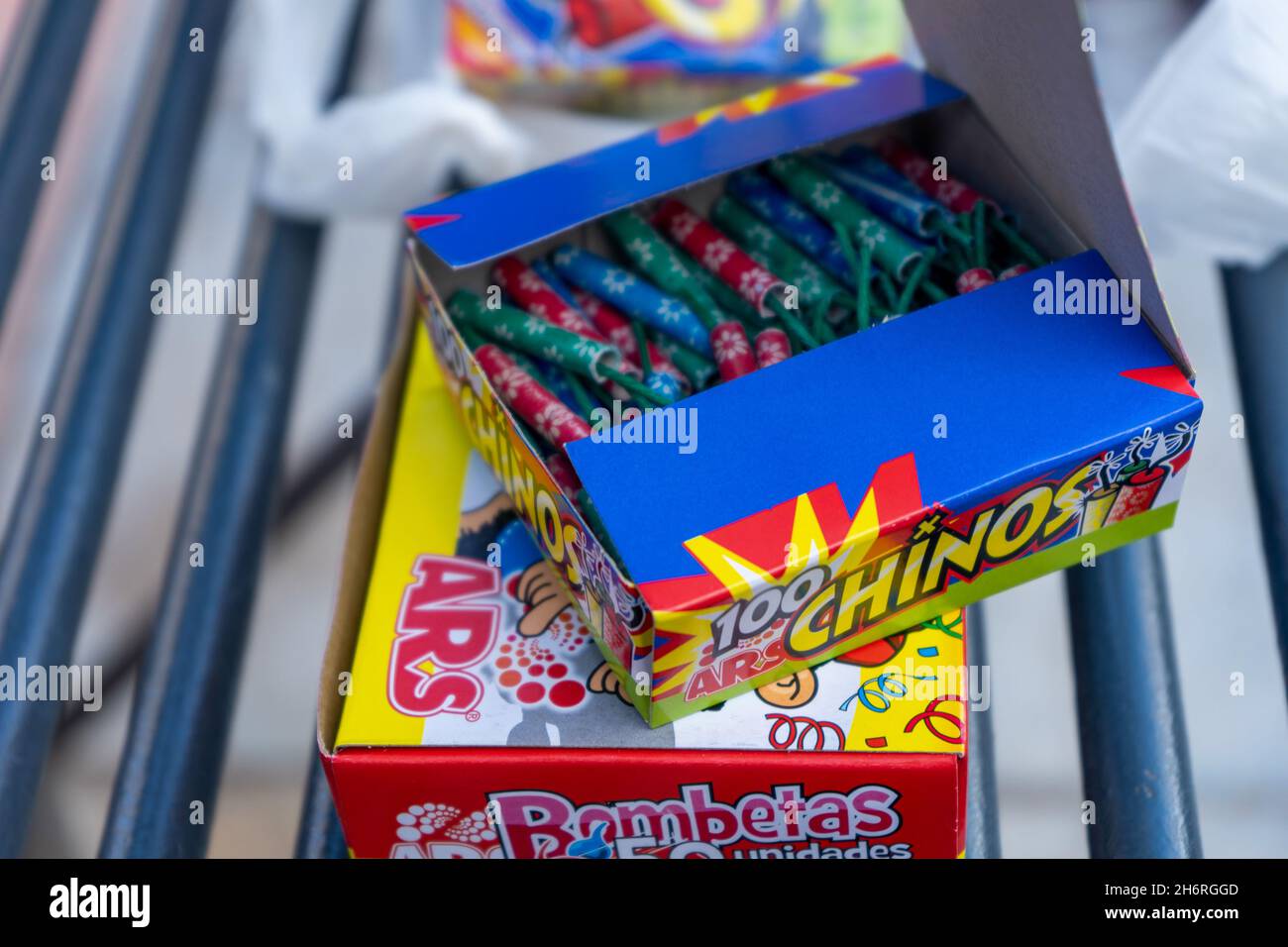 Jakarta, Indonesia. 2 ottobre 2006. Spettacolo di fuochi d'artificio del venditore di strada. Foto Stock