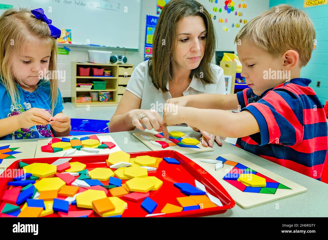 Un insegnante pre-asilo aiuta gli studenti a abbinare forme e colori, 13 agosto 2012, a Columbus, Mississippi. Foto Stock