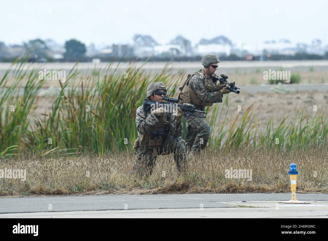 I Marines avanzano sul loro obiettivo durante una dimostrazione MAGTF al MCAS Miramar a San Diego, California. Foto Stock