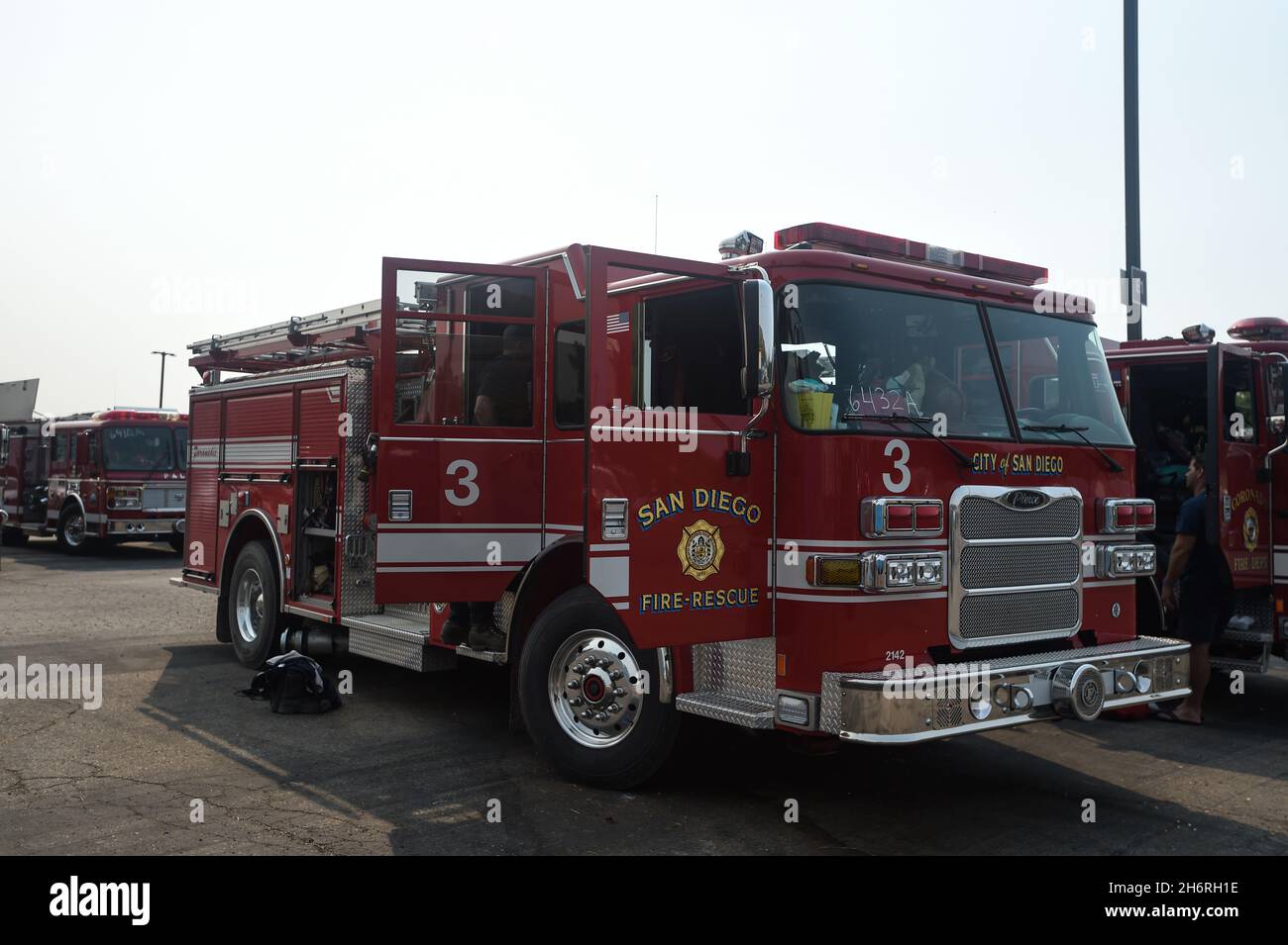 L'equipaggio di San Diego Fire-Rescue Engine 3 inizia la giornata come parte della squadra di sciopero 6432A al Valley Fire vicino a San Diego, California Foto Stock