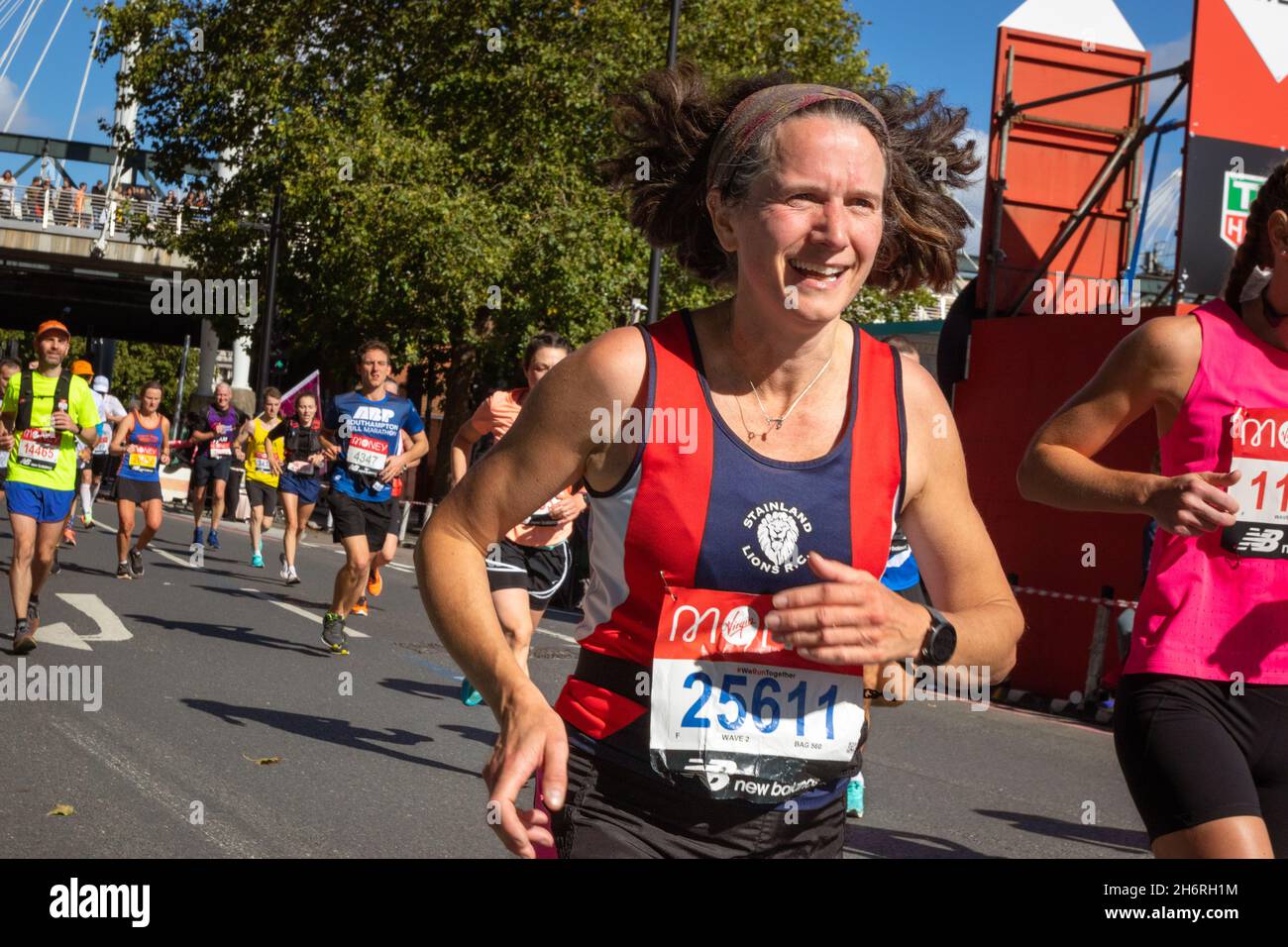 Woman Running, Virgin Money London Marathon 2021 al 25 Mile Point, Victoria Embankment. Foto Stock