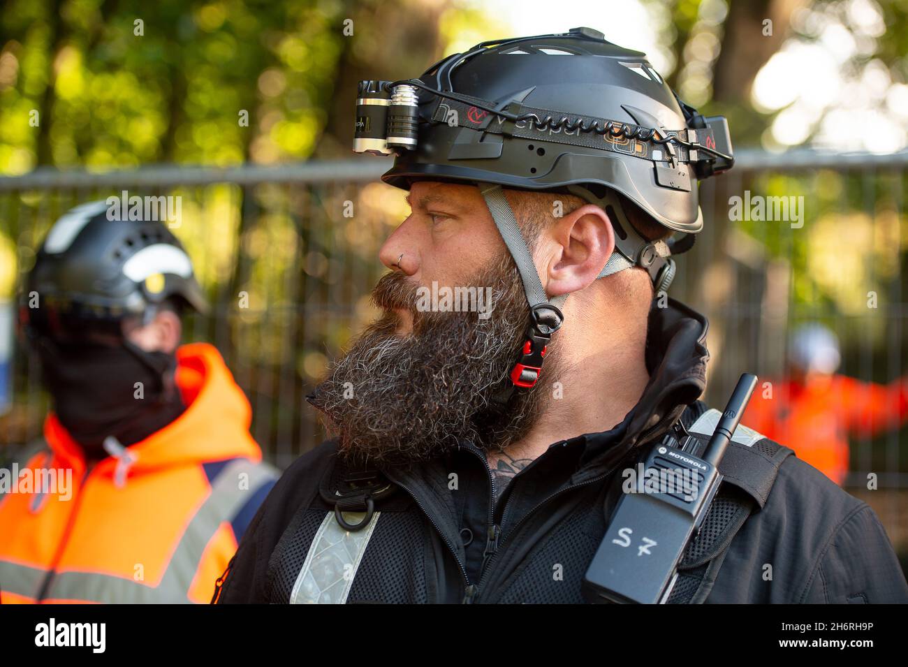 Wendover, Regno Unito. 29 settembre 2021. Il team HS2 Incident Response vestito di nero e che lavora con la polizia della Thames Valley arrivò presto, quando due manifestanti anti anti HS2 si bloccharono l'uno sull'altro attraverso un tamburo di acciaio all'ingresso della HS2 High Speed Rail Compound a Wendover questa mattina. HS2 ha vagliato l'area in modo che altri manifestanti e la stampa non poteva vedere i manifestanti che sono tagliati fuori dal tamburo di acciaio. Stop HS2 attivisti stanno continuando a protestare regolarmente contro la controversa HS2 High Speed rail costruzione. Credit: Maureen McLean/Alamy Foto Stock