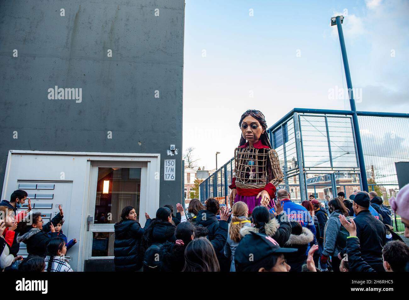 Piccolo Amal marionetta gigante visto dire Arrivederci ai bambini.amare, un nuovo centro culturale nel centro dell'Aia ha organizzato come parte del suo 'Festival aperto', la visita del marionetta gigante 'Little Amal', una bambina siriana rifugiati di nove anni e oltre 11 piedi di altezza al teatro 'De Vaillant', Conosciuta per la sua diversità culturale, e con l'obiettivo di aumentare la partecipazione culturale di tutti i residenti dell'Aia. Da lì, la piccola Amal accompagnata da bambini ha camminato e giocato intorno al quartiere. (Foto di Ana Fernandez/SOPA Images/Sipa USA) Foto Stock