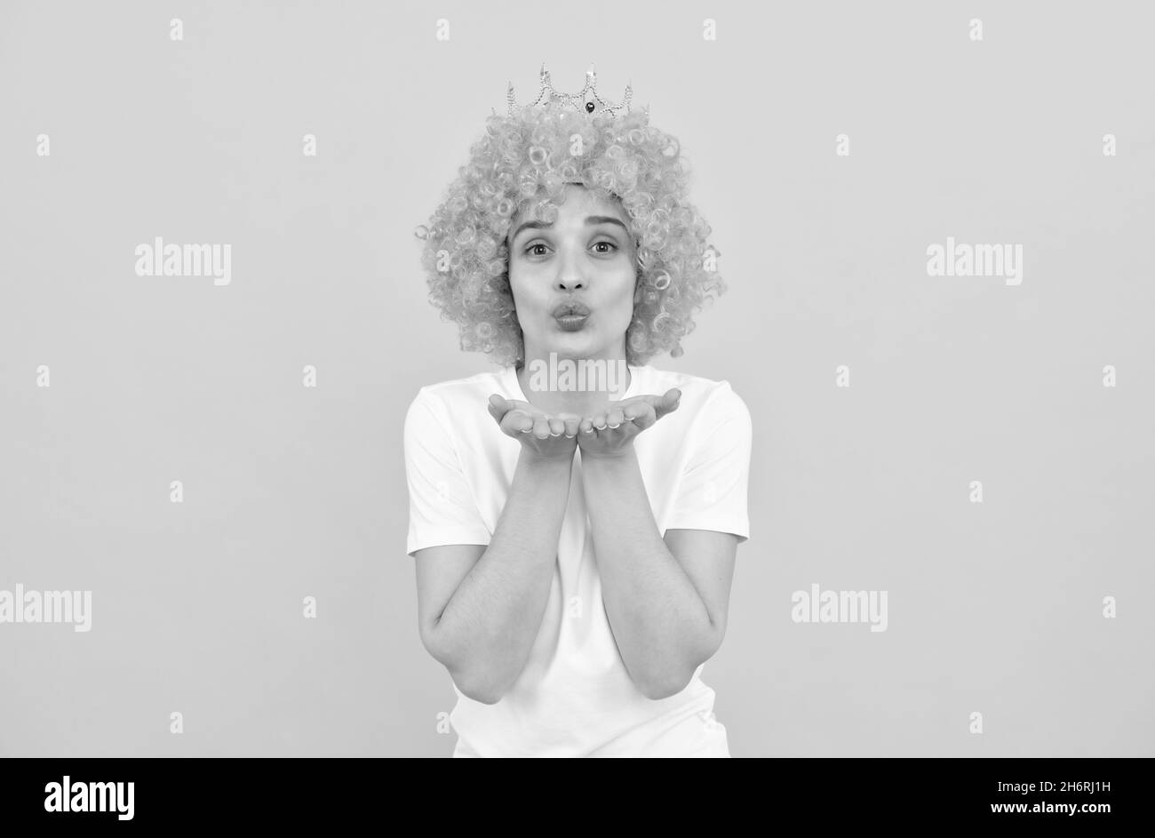 soffia un bacio. ragazza divertente in diadem. donna egoista in tiara. pageant. aprile sciocchi giorno. ragazza freaky Foto Stock