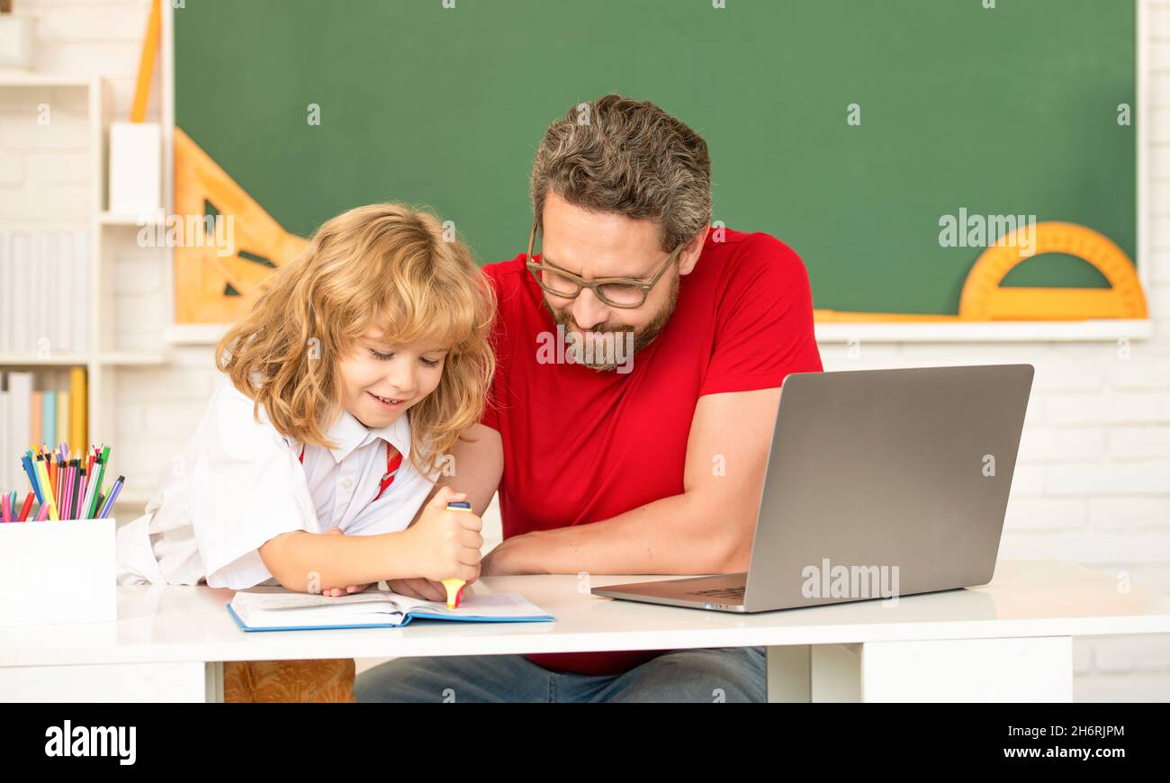 infanzia e genitorialità. ragazzo sorridente studia con insegnante privato. video lezione di webinar. Foto Stock