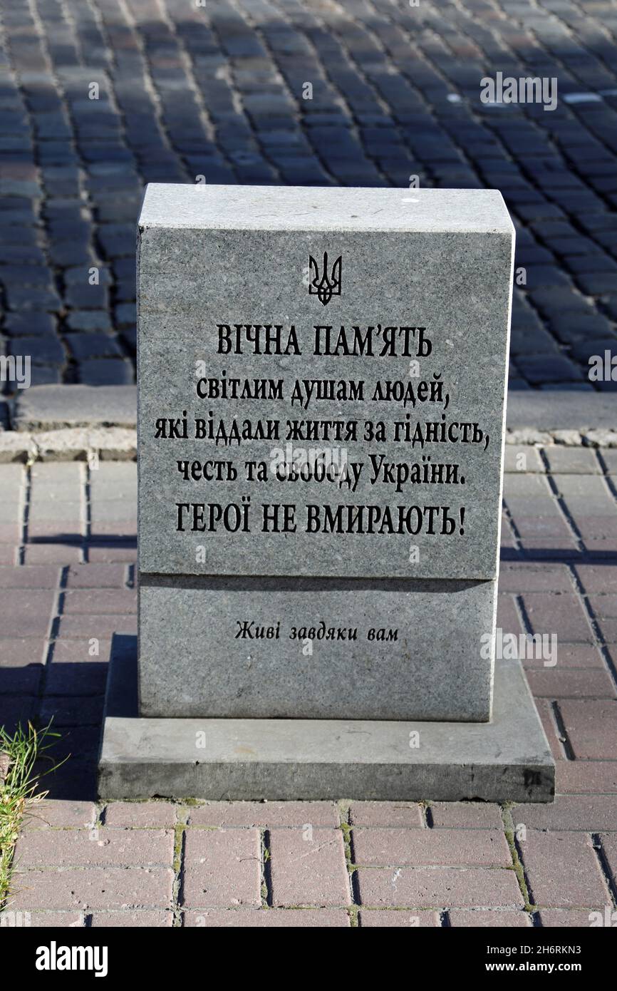 Monumento in pietra per la memoria Eterna in Piazza europea a Kyiv Foto Stock