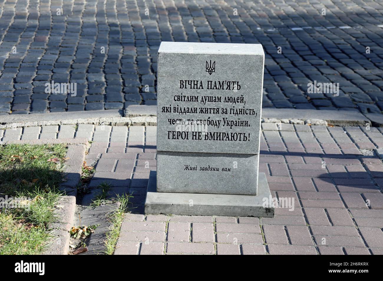 Monumento in pietra per la memoria Eterna in Piazza europea a Kyiv Foto Stock